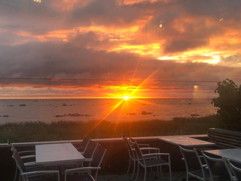 Bilden visar en solnedgång på Gotland